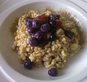 recept solata ovsena kaša čokolada in borovnice